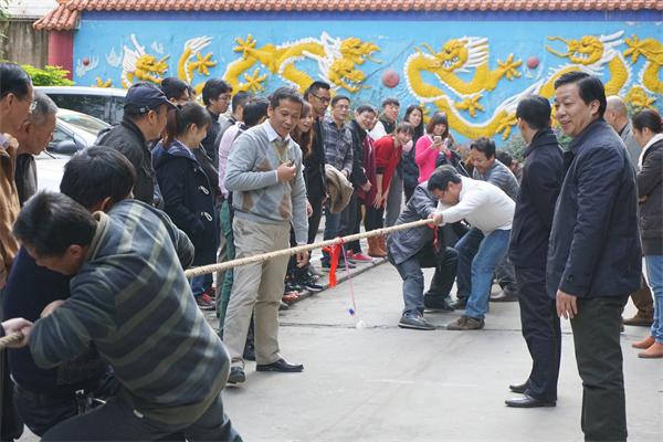 集團(tuán)公司工會(huì)舉行迎新年拔河比賽