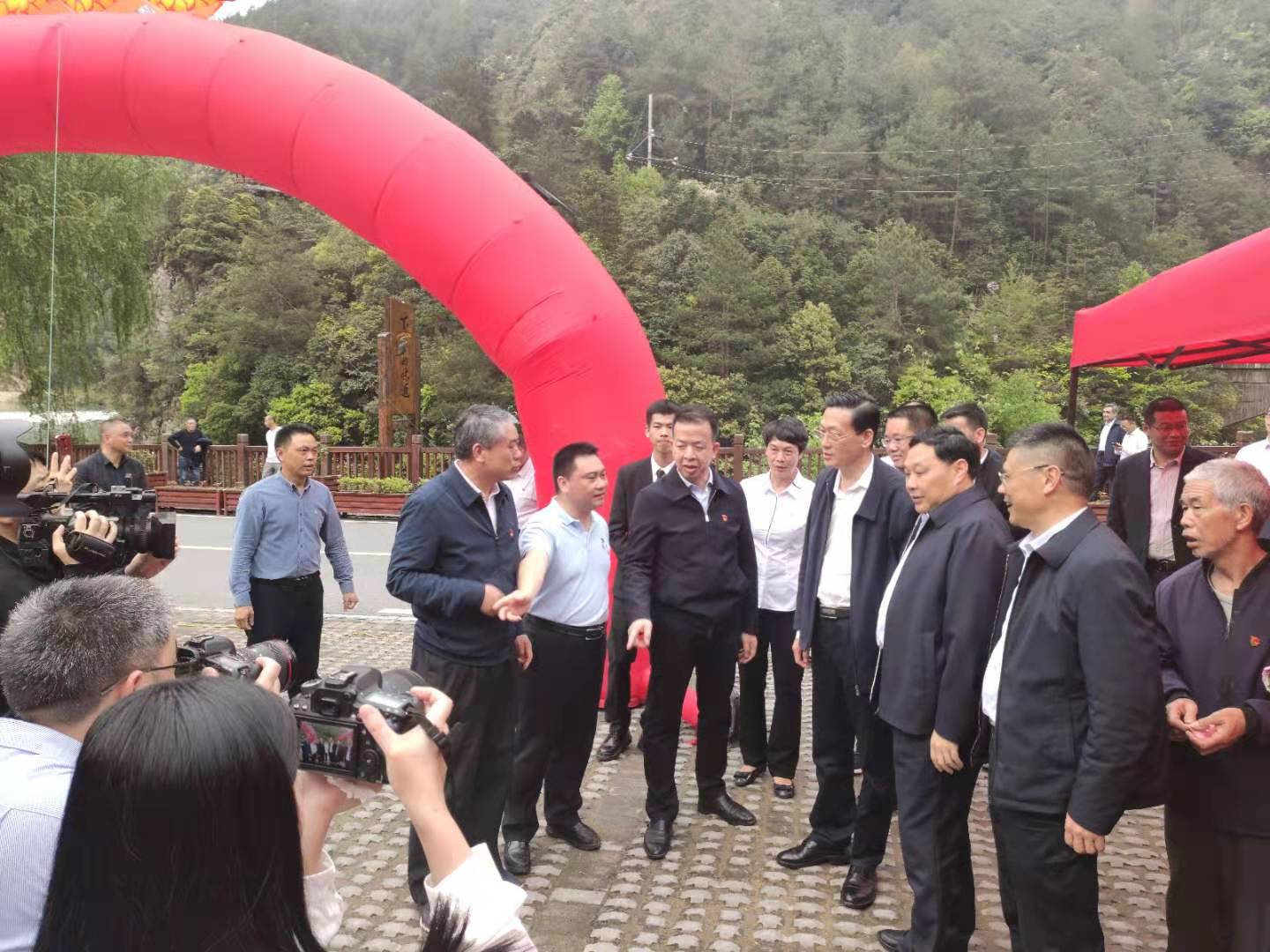 中華全國(guó)供銷合作總社黨組書記、理事會(huì)副主任韓立平 蒞臨壽寧縣下黨鄉(xiāng)指導(dǎo)開展春耕農(nóng)資科技下鄉(xiāng)專場(chǎng)活動(dòng)