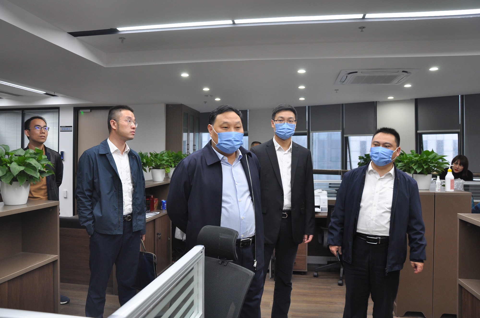 張作興書記看望慰問集團本部干部職工
