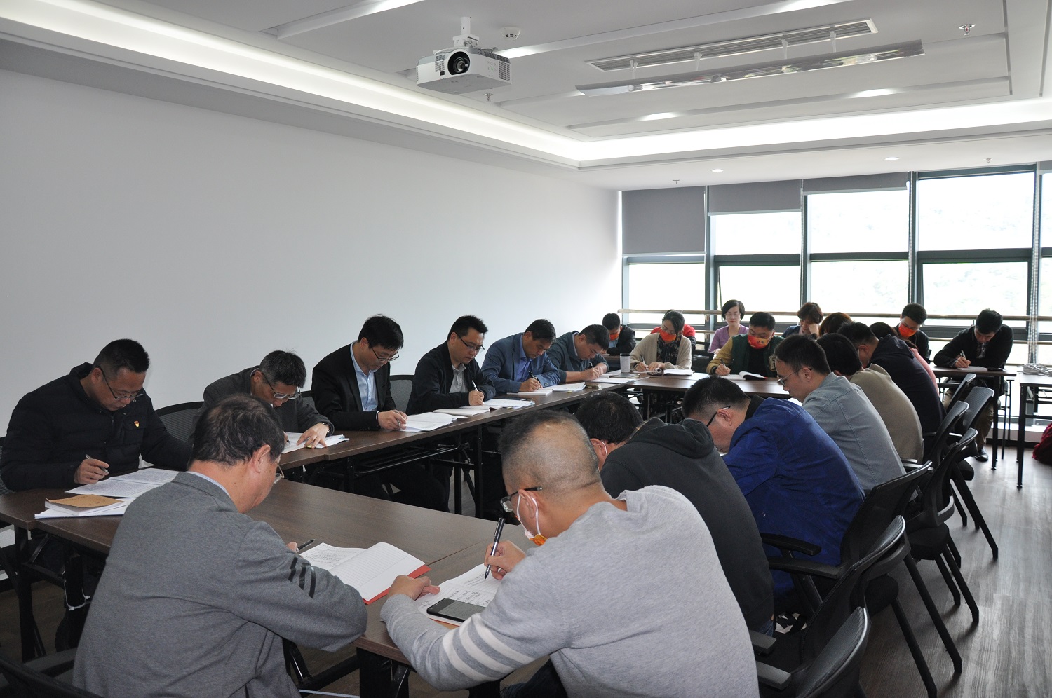集團公司召開3月份理論學習中心組學習會